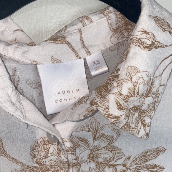 🦋Sheer button-up flower patterned long sleeved top! - Picture 6 of 8